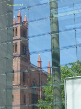 Die Friedrichswerdersche Kirche als Spiegelung im Auswärtigen Amt. This church is reflected by the front of the Federal Foreign Office.